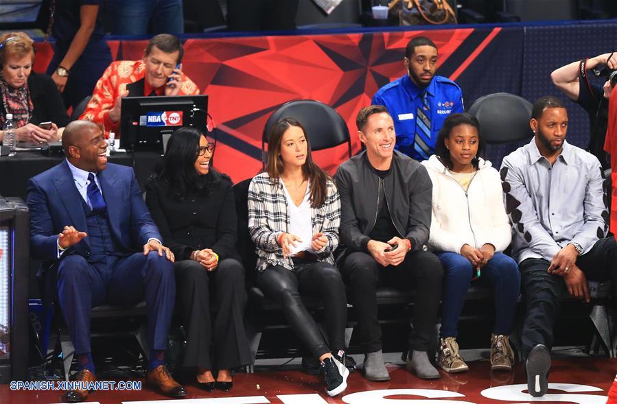La Conferencia Oeste superó a la Este 196-173 en el primer partido de la estrellas (All-Star) de la NBA disputado fuera de Estados Unidos, concretamente en el Air Canada Center de Toronto, que además fue testigo de varios récords ofensivos.