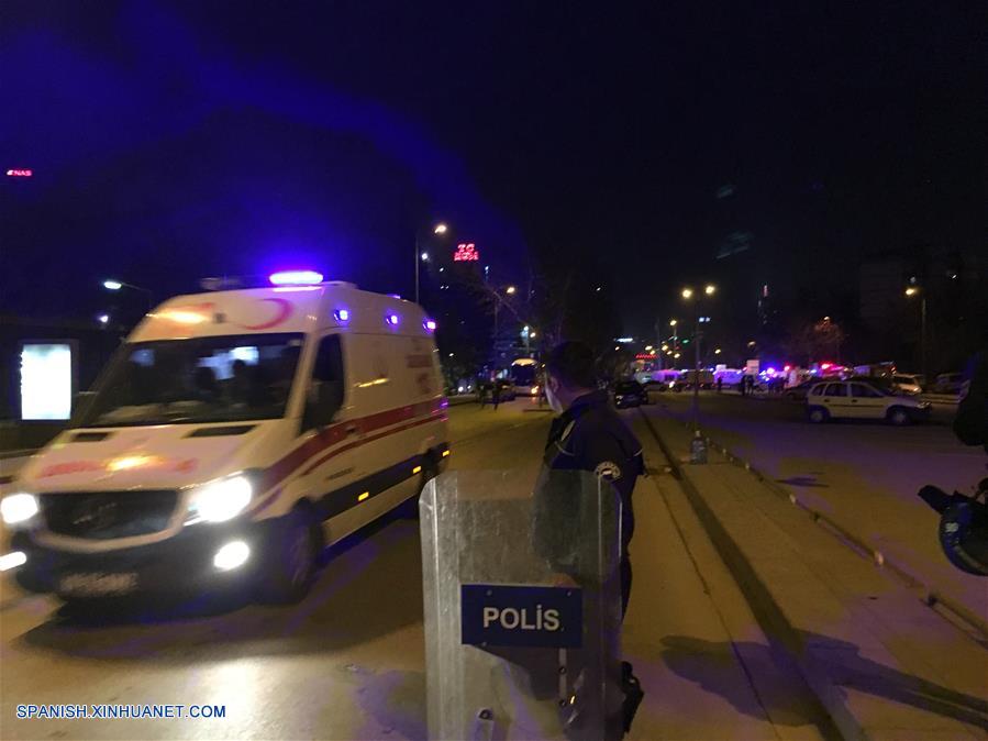 Al menos 28 personas murieron y 61 resultaron heridas en un ataque con coche bomba contra militares ocurrido en Ankara, la capital, dijo el viceprimer ministro y vocero del gobierno turco, Numan Kurtulmus.