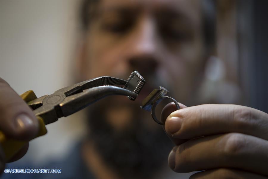 Un emprendedor argentino, experto en electrónica, desarrolla en Buenos Aires una iniciativa inédita en el país, a partir de un proyecto para diseñar joyas y accesorios, a partir de material reciclado de productos tecnológicos en desuso.