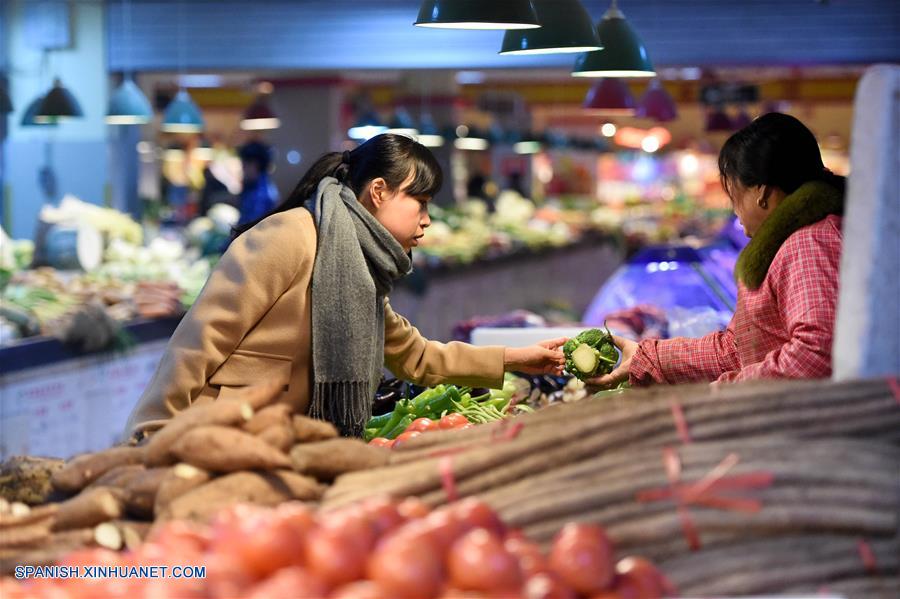 El Índice de Precios al Consumidor de China (IPC) subió por tercer mes consecutivo debido al aumento del precio de los alimentos, mientras que el Índice de Precios al Productor (IPP) también ralentizó su tendencia bajista, según mostraron hoy jueves los datos oficiales.