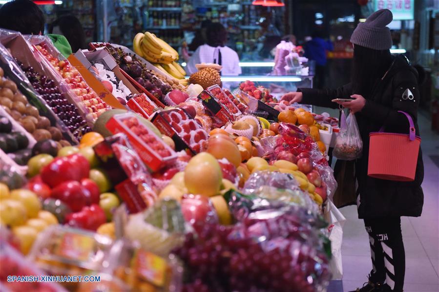 El Índice de Precios al Consumidor de China (IPC) subió por tercer mes consecutivo debido al aumento del precio de los alimentos, mientras que el Índice de Precios al Productor (IPP) también ralentizó su tendencia bajista, según mostraron hoy jueves los datos oficiales.