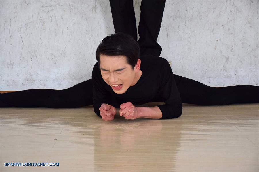 Un hombre aprende danza para cumplir su sue&ntilde;o de ser un bailar&iacute;n en escuela de danza en Condado Runan de Zhumadian, Henan, China, el 16 de febrero de 2016.