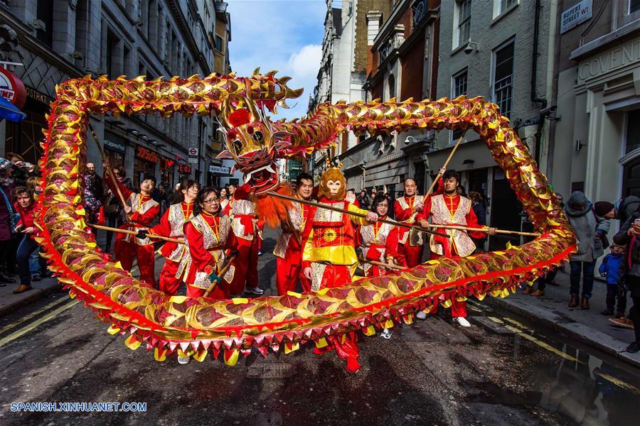 Bailarines de danza de Drag&oacute;n de China participan en un desfile para celebrar A&ntilde;o Nuevo Lunar en Londr&eacute;s, Gran Breta&ntilde;a, el 14 de febrero de 2016.