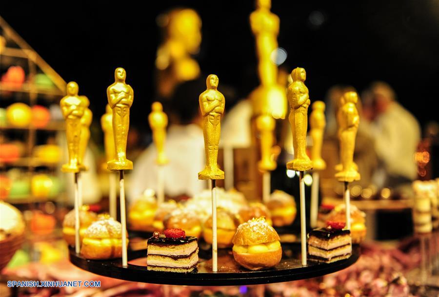 Figuritas de chocolate del Oscar ba&ntilde;adas en oro de 24 quilates se muestran para la 88&ordf; Edici&oacute;n de Premio de la Academia en Los Angeles, EEUU, el 18 de febrero de 2016.