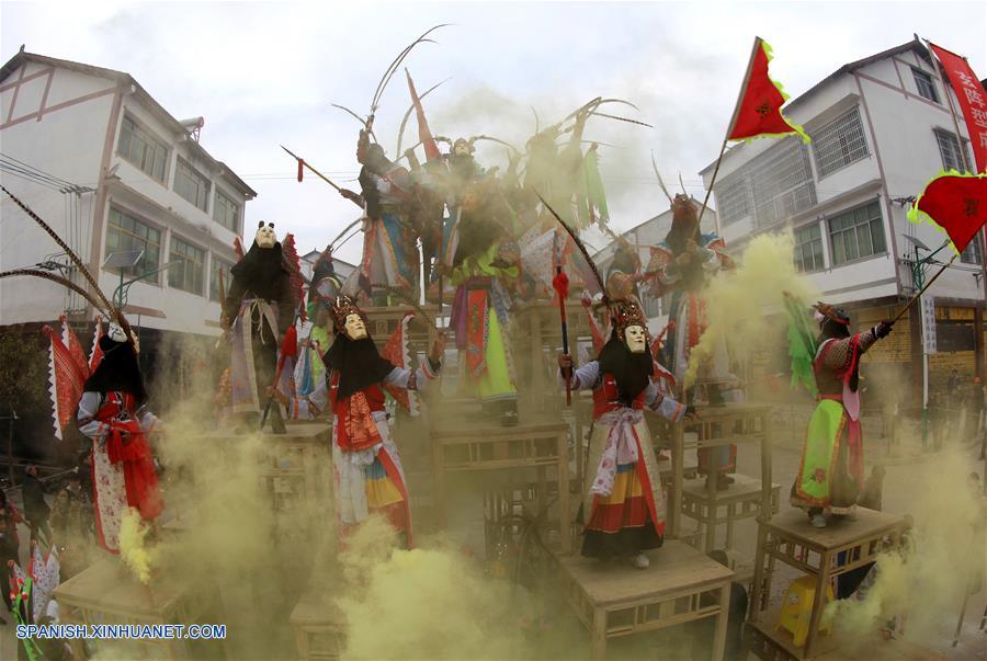 Personas representan Gaotai Dixi, una &oacute;pera folkl&oacute;rica local en villa Weiqi de condado Puding, Guizhou, China, el 15 de febrero de 2016.