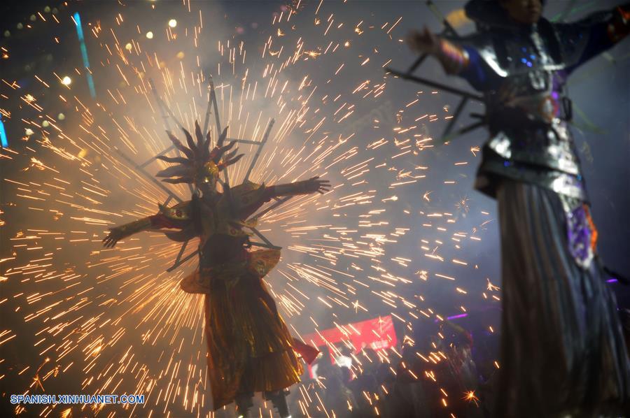 Zanqueros actuan durante Chingay, el 19 de febrero de 2016.