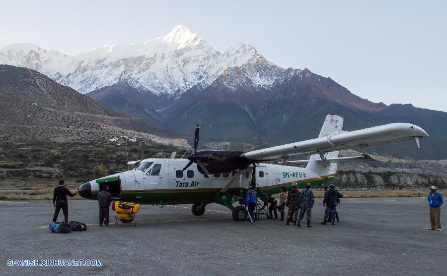 La avioneta de Tara Airlines desaparecida la mañana de este miércoles en Nepal con 23 personas a bordo fue encontrada en horas de la tarde en un bosque del distrito Myagdi, donde se estrelló aparentemente después de chocar con unos árboles, sin que haya señales de sobrevivientes.