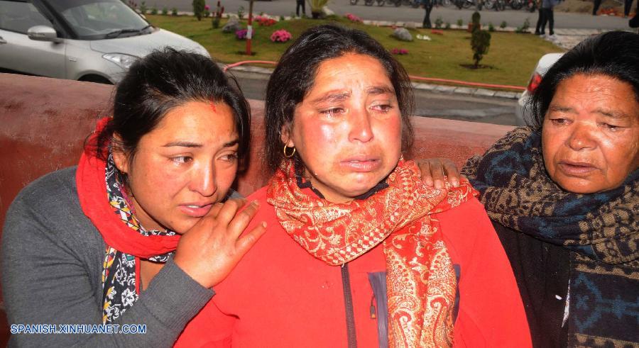 La avioneta de Tara Air desaparecida la mañana de este miércoles en Nepal se ha encontrado siniestrada en el distrito Myagdi, a unos 300 kilómetros de la capital nacional, Katmandú, y las autoridades confirmaron la muerte de las 23 personas que viajaban a bordo.