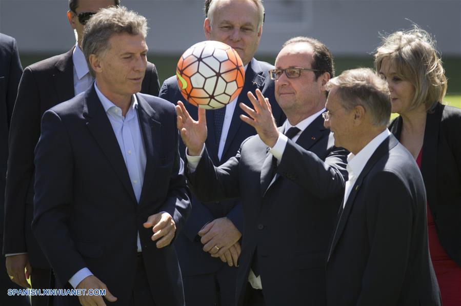 El presidente de Francia, François Hollande, visitó al lado de su par y anfitrión, Mauricio Macri, el estadio del club de fútbol Boca Juniors, uno de los más populares en Argentina, informó la prensa local.