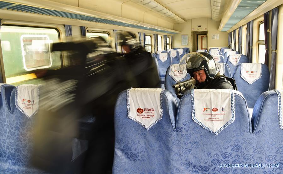 （关注春运）（1）内蒙古：铁警反恐处突演练保旅客出行平安