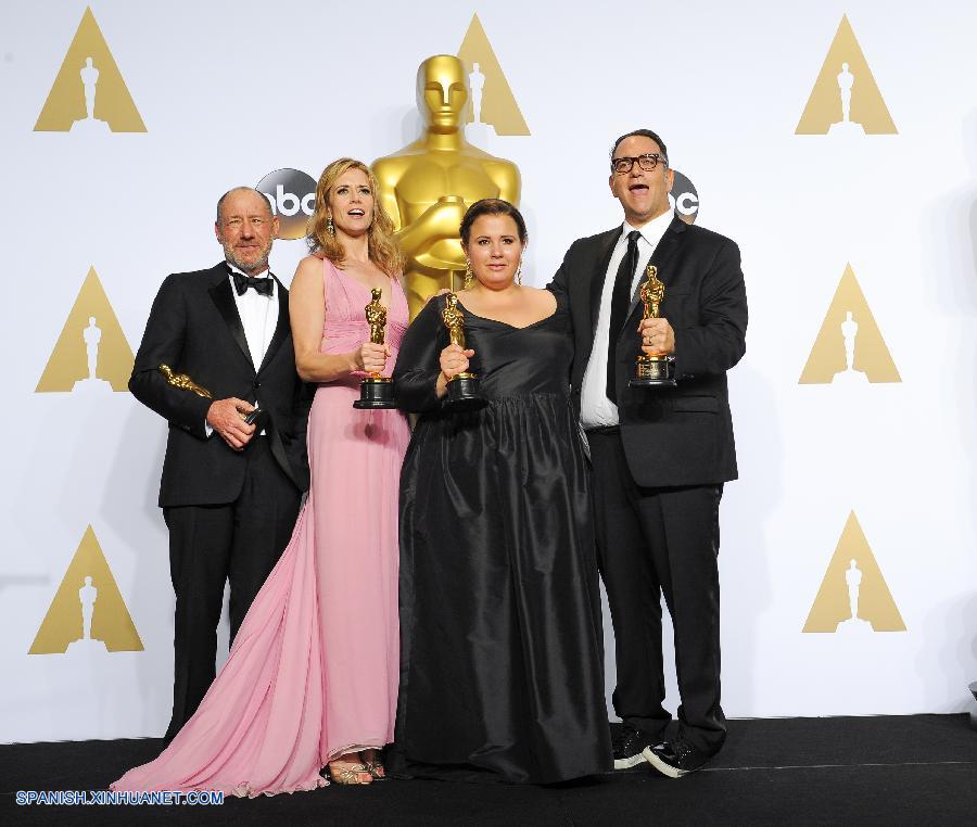 'En primera plana', un filme basado en la cobertura del diario The Boston Globe del abuso sexual a menores en la Iglesia Católica, ganó hoy el Oscar a la mejor película en la Ceremonia 88 de los Premios de la Academia de Hollywood.