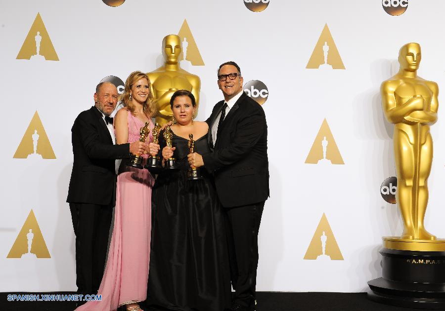 'En primera plana', un filme basado en la cobertura del diario The Boston Globe del abuso sexual a menores en la Iglesia Católica, ganó hoy el Oscar a la mejor película en la Ceremonia 88 de los Premios de la Academia de Hollywood.