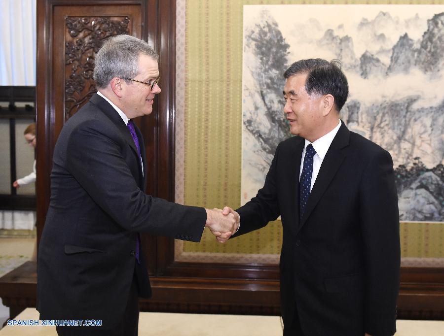 El viceprimer ministro de China, Wang Yang, se reunió hoy lunes en Beijing con el subsecretario del Departamento de Comercio estadounidense, Bruce Andrews, para discutir los asuntos de interés común, incluida la cooperación en turismo.