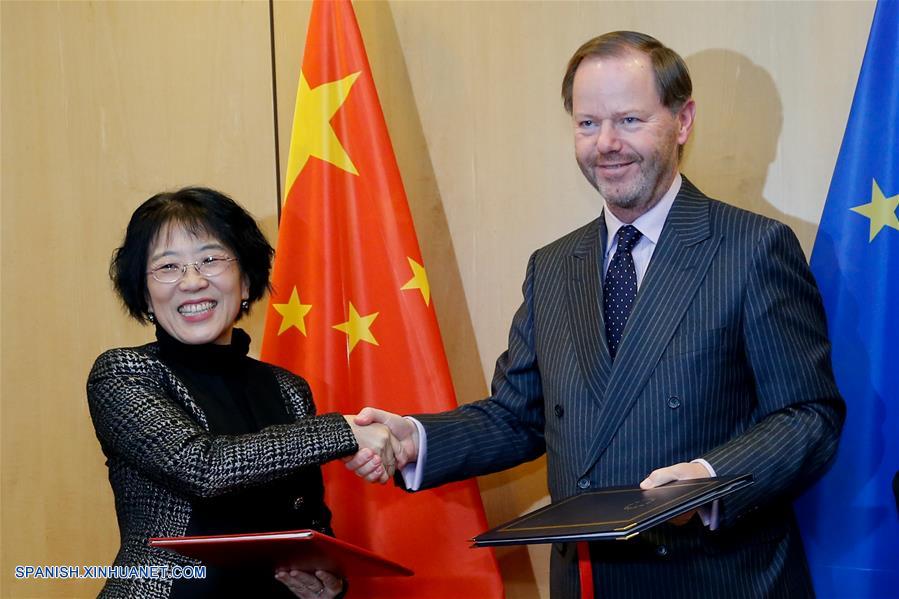 China y la Unión Europea (UE) firmaron en Bruselas un acuerdo sobre exención de visas para estancias cortas para quienes posean pasaportes diplomáticos.