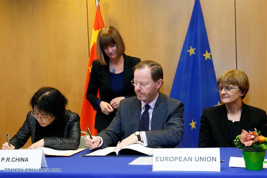China y la Unión Europea (UE) firmaron en Bruselas un acuerdo sobre exención de visas para estancias cortas para quienes posean pasaportes diplomáticos.
