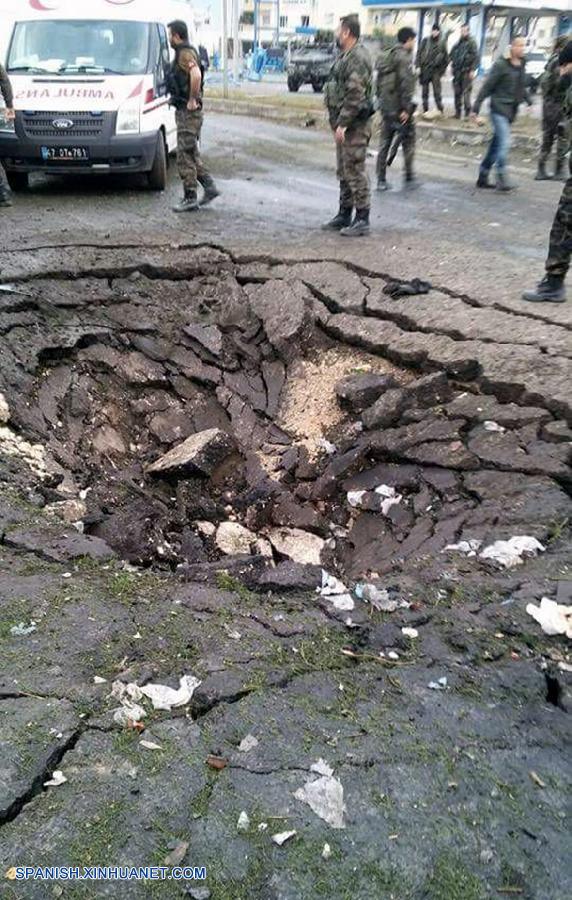 Dos policías murieron y 14 personas resultaron heridas, incluidos policías y civiles, en un ataque con coche bomba y cohetes perpetrado hoy por milicianos del Partido de los Trabajadores del Kurdistán (PKK) contra una división de control de tráfico en el distrito Nusaybin de la provincia Mardin, sureste de Turquía, reveló la agencia de noticias Dogan.