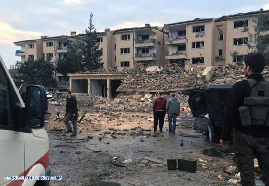 Dos policías murieron y 14 personas resultaron heridas, incluidos policías y civiles, en un ataque con coche bomba y cohetes perpetrado hoy por milicianos del Partido de los Trabajadores del Kurdistán (PKK) contra una división de control de tráfico en el distrito Nusaybin de la provincia Mardin, sureste de Turquía, reveló la agencia de noticias Dogan.