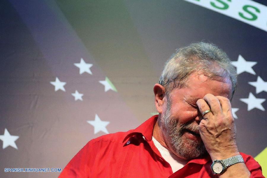 El ex presidente brasileño Luiz Inácio Lula da Silva retornó este viernes a su domicilio, luego de declarar durante tres horas ante fiscales por su supuesta vinculación con la red de corrupción en la petrolera estatal Petrobras.
