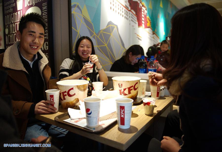 KFC se convirtió hoy en la primera gran cadena occidental de comida rápida en abrir una sucursal en el Tíbet, en el suroeste de China.