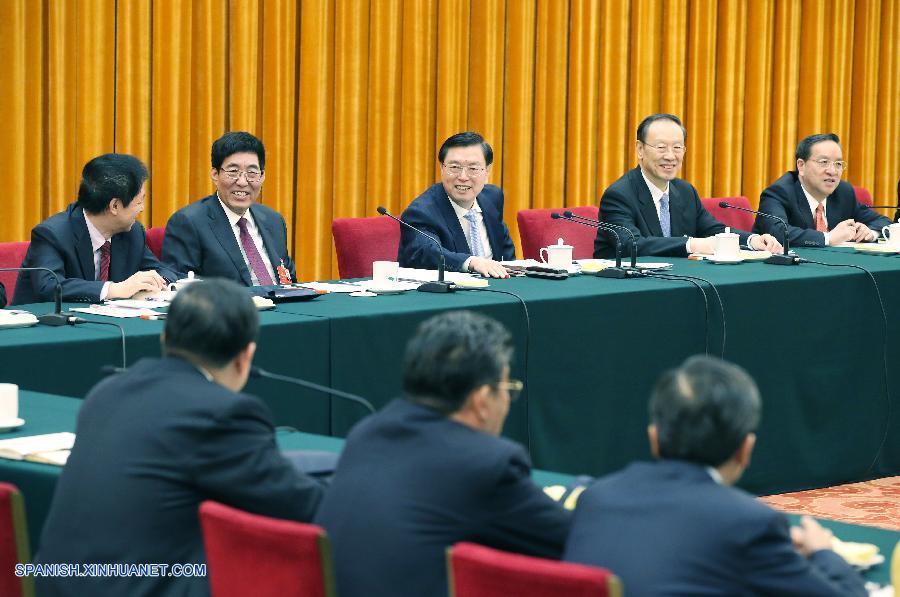 El primer ministro de China, Li Keqiang, y otros líderes chinos se reunieron hoy con legisladores nacionales para deliberar acerca del informe sobre la labor del gobierno y subrayaron la reforma y el desarrollo.