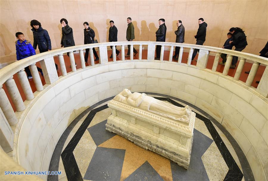 China celebró una serie de ceremonias para conmemorar el 91º aniversario del fallecimiento de Sun Yat-sen, un renombrado estadista que lideró la revolución que acabó con el dominio imperial en China.