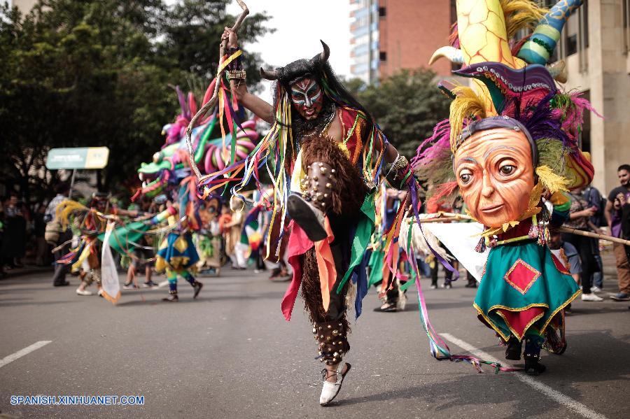 Más de mil artistas de las principales escuelas de teatro de Colombia participaron hoy en el desfile inaugural del XV Festival Iberoamericano de Teatro de Bogotá, evento más importante en su género en Latinoamérica que este año tiene a México como invitado de honor.