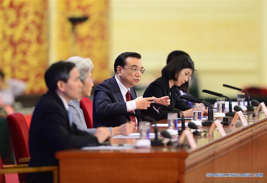 （两会·总理记者见面·XHDW）（28）李克强总理与中外记者见面