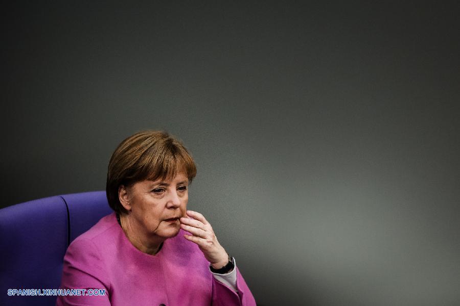 Antes de la cumbre de la Unión Europea (UE) que se llevará a cabo el jueves y viernes, la canciller de Alemania, Angela Merkel, defendió hoy el propuesto acuerdo de refugiados con Turquía y pidió una mayor coordinación del bloque sobre el tema.