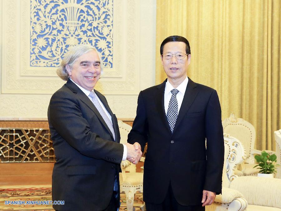 El viceprimer ministro chino, Zhang Gaoli, se reunió con el secretario de Energía de Estados Unidos, Ernest Moniz, en Beijing y llamó a una cooperación más estrecha en materia energética entre los dos países.