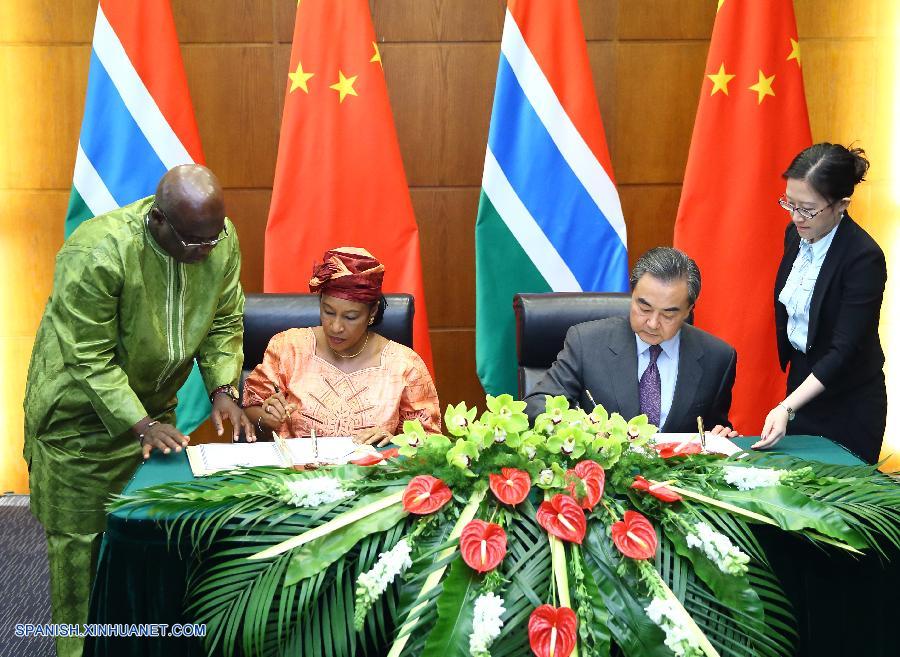 El ministro de Relaciones Exteriores chino, Wang Yi, y su homóloga de Gambia, Neneh MacDouall-Gaye, firmaron un comunicado conjunto hoy jueves en Beijing para recuperar las relaciones diplomáticas entre ambos países.