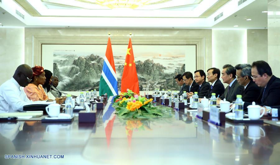 El ministro de Relaciones Exteriores chino, Wang Yi, y su homóloga de Gambia, Neneh MacDouall-Gaye, firmaron un comunicado conjunto hoy jueves en Beijing para recuperar las relaciones diplomáticas entre ambos países.