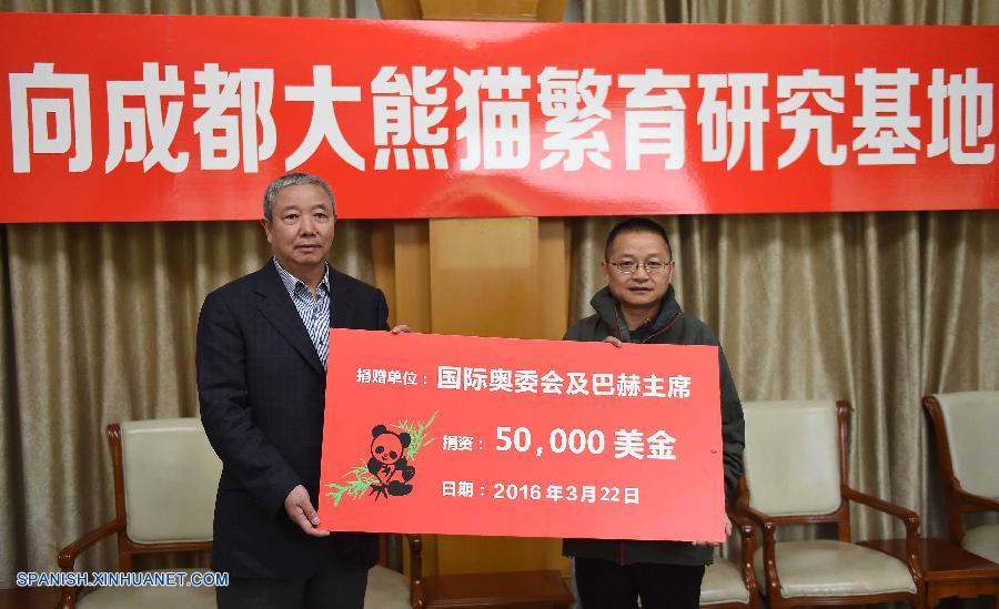 Un centro de cría de pandas gigantes de la provincia suroccidental china de Sichuan recibió hoy martes una donación de 50.000 dólares del Comité Olímpico Internacional (COI).