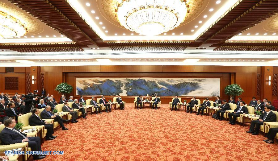 El primer ministro de China, Li Keqiang, dijo hoy que su país continuará abriendo y construyendo un ambiente de mercado justo.