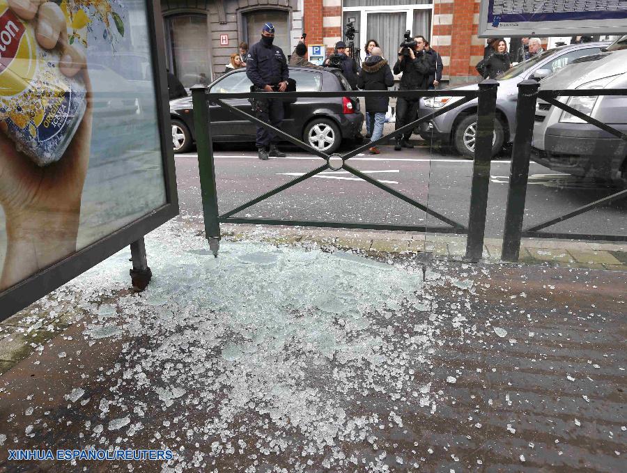 Una persona fue arrestada y se llevaron a cabo varias detonaciones controladas esta tarde durante una gran operación policiaca en el distrito de Schaerbeek en Bruselas.