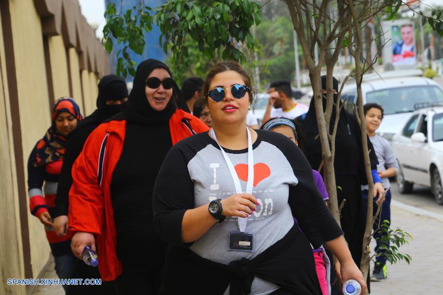 Usando ropa y calzado deportivos, decenas de jóvenes mujeres con sobrepeso esperaban emocionadas el banderazo de salida para iniciar el primer maratón jamás realizado en Egipto para mujeres jóvenes con algunos kilos de más.