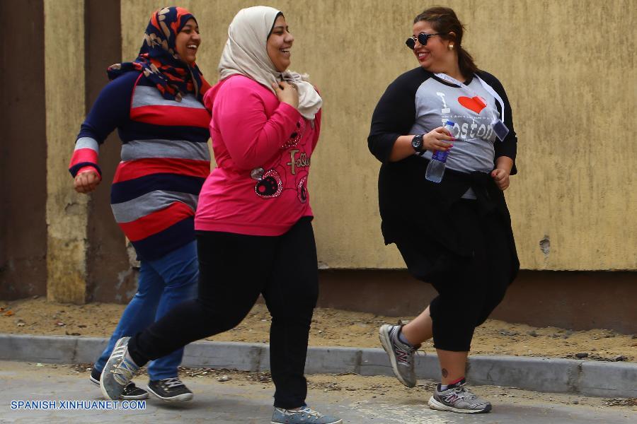 Usando ropa y calzado deportivos, decenas de jóvenes mujeres con sobrepeso esperaban emocionadas el banderazo de salida para iniciar el primer maratón jamás realizado en Egipto para mujeres jóvenes con algunos kilos de más.