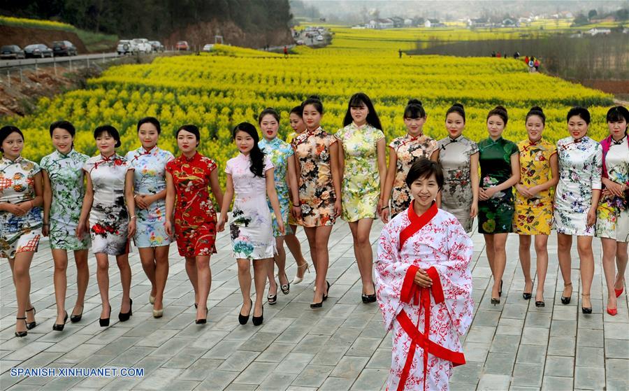 Chicas chinas presentan vestidos tradicionales de China, como trajes de Dinastía Han y Qi Pao, en villa Chencun de Condado Nanzheng en Shaanxi.