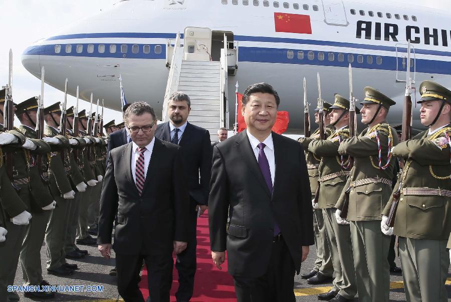El presidente de China, Xi Jinping, llegó hoy a Praga para comenzar una visita de Estado de tres días a la República Checa en un momento en que China busca relaciones más estrechas con esta nación y lazos más firmes con Europa Central y Oriental (ECO).