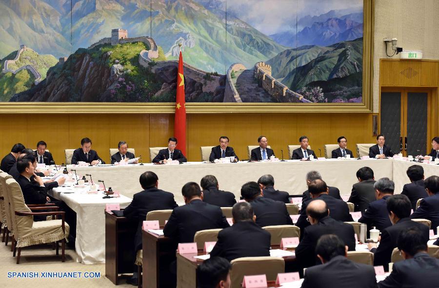 El gobierno chino transformará más sus funciones, mejorará los mecanismos de asignación de responsabilidades y fortalecerá la supervisión de sectores clave afectados por la corrupción, señaló el primer ministro Li Keqiang.