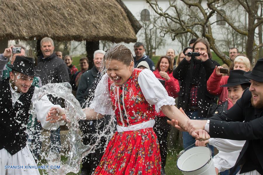 La gente local celebra Pascua con celebración tradicional en Hungría.