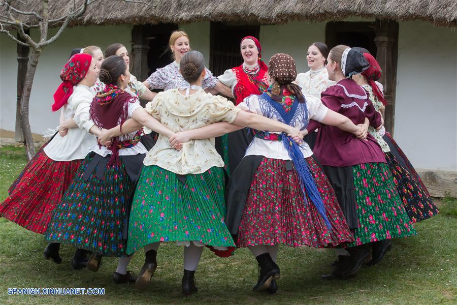 La gente local celebra Pascua con celebración tradicional en Hungría.