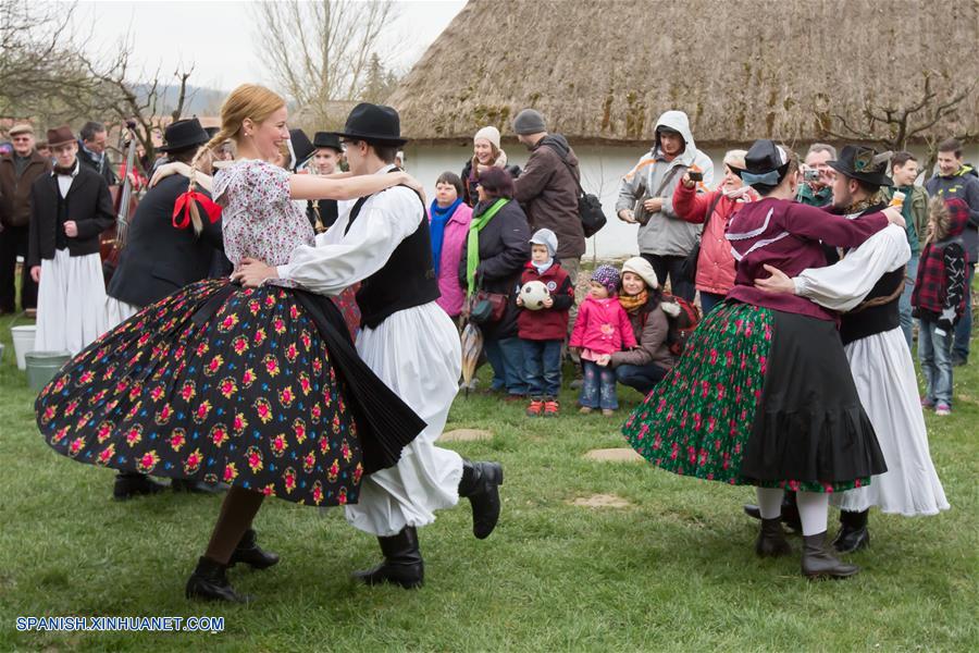 La gente local celebra Pascua con celebración tradicional en Hungría.