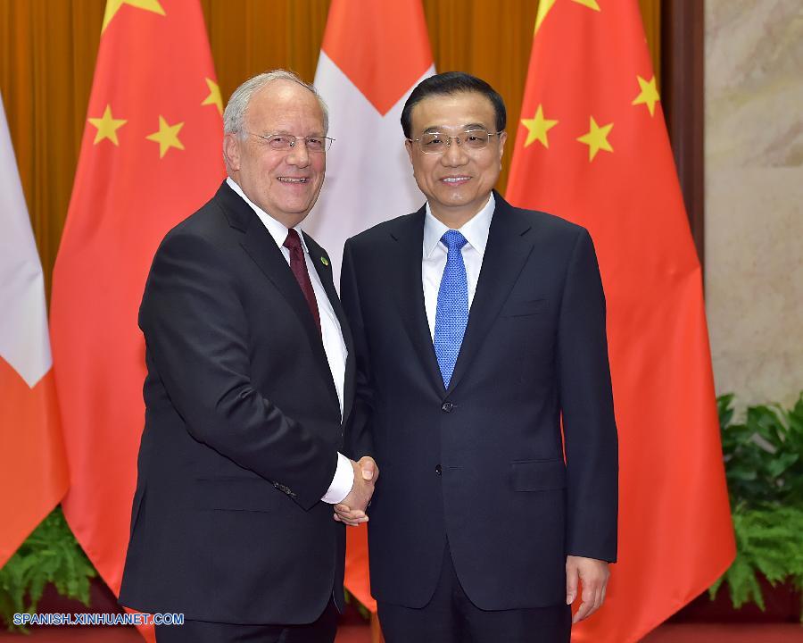 El primer ministro de China, Li Keqiang, se reunió hoy con el presidente suizo, Johann Schneider-Ammann, y ambos prometieron fortalecer la cooperación bilateral.