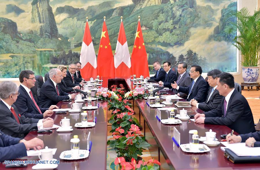 El primer ministro de China, Li Keqiang, se reunió hoy con el presidente suizo, Johann Schneider-Ammann, y ambos prometieron fortalecer la cooperación bilateral.