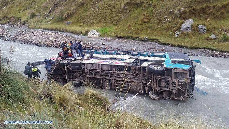 La Policía Nacional de Perú (PNP) informó hoy que alrededor 40 personas murieron, luego de que un autobús se salió de la carretera y cayó al río Mapocho, en la región surandina de Cusco.
