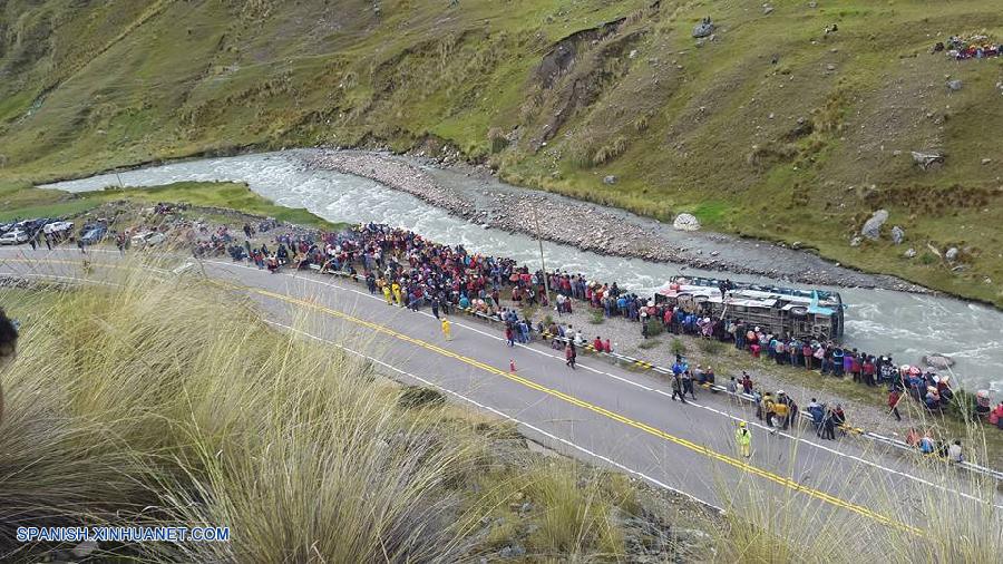 La Policía Nacional de Perú (PNP) informó hoy que alrededor 40 personas murieron, luego de que un autobús se salió de la carretera y cayó al río Mapocho, en la región surandina de Cusco.