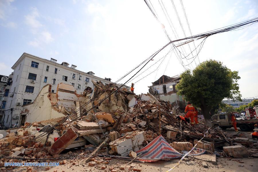 Decenas de rescatadores buscan m&aacute;s supervivientes del derrumbe de un edifico de tres plantas de Shanghai de entre cuyos escombros se pudo sacar vivos a una mujer y un ni&ntilde;o, indicaron fuentes del gobierno.