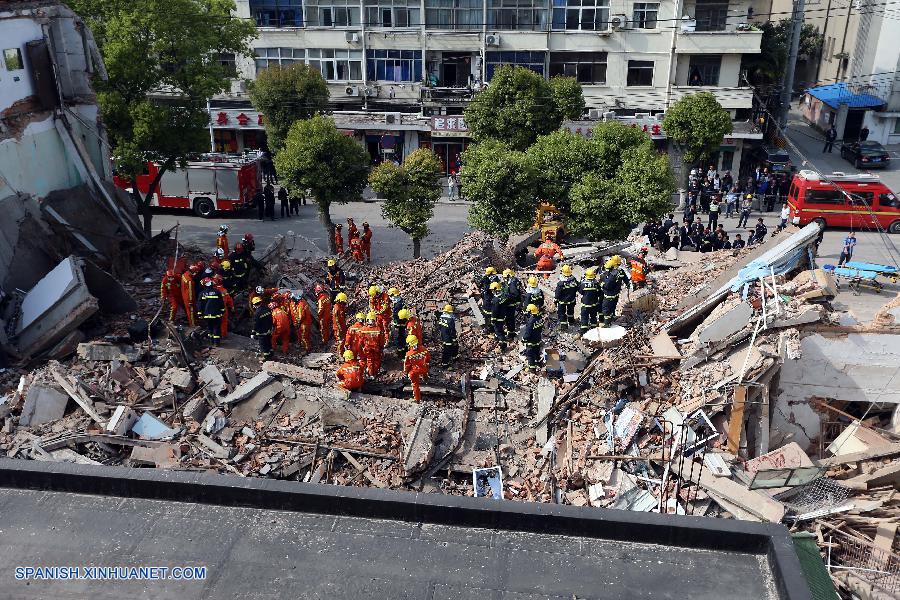 Decenas de rescatadores buscan m&aacute;s supervivientes del derrumbe de un edifico de tres plantas de Shanghai de entre cuyos escombros se pudo sacar vivos a una mujer y un ni&ntilde;o, indicaron fuentes del gobierno.