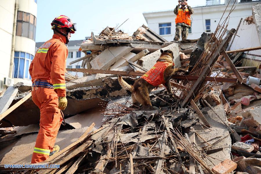Decenas de rescatadores buscan m&aacute;s supervivientes del derrumbe de un edifico de tres plantas de Shanghai de entre cuyos escombros se pudo sacar vivos a una mujer y un ni&ntilde;o, indicaron fuentes del gobierno.