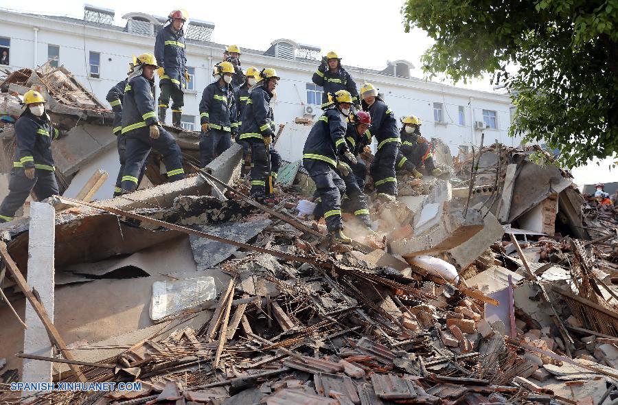 Decenas de rescatadores buscan m&aacute;s supervivientes del derrumbe de un edifico de tres plantas de Shanghai de entre cuyos escombros se pudo sacar vivos a una mujer y un ni&ntilde;o, indicaron fuentes del gobierno.